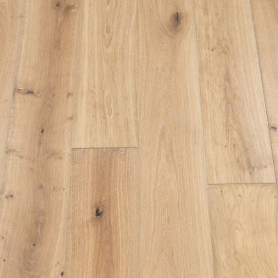 Champagne Plank: Detailed view of Jordan's Woodflooring in Champagne, showcasing light, golden hues with a refined, elegant finish.