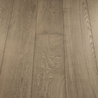 A wide plank flooring made of ash wood, showcasing its characteristic light brown to pale beige colour. The wide planks highlight the fine, natural grain pattern, giving the floor a clean, minimalist look.